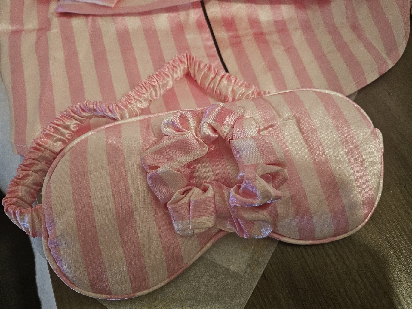 Coffret nuisette et masque de nuit en satin