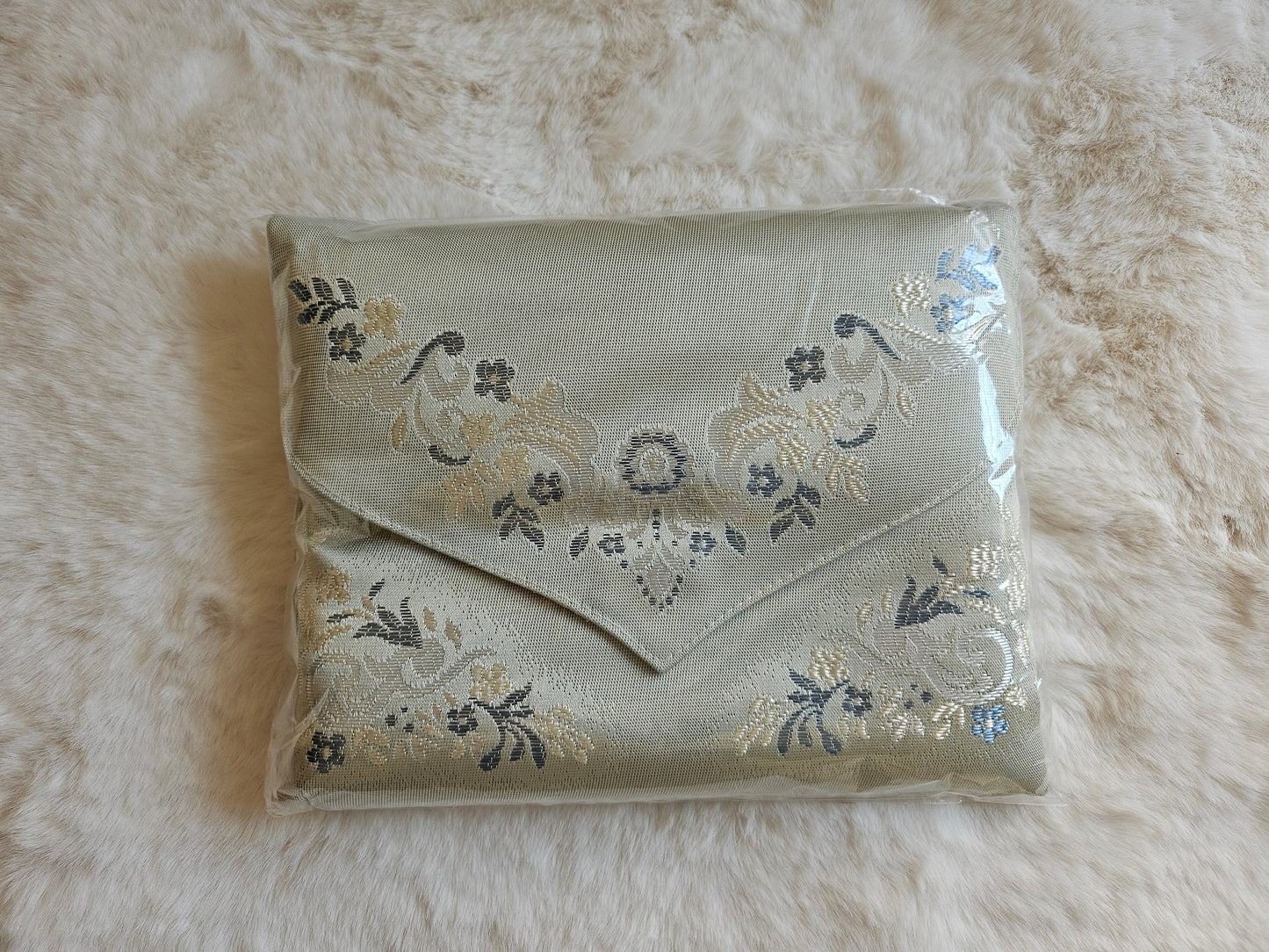 Sac en satin avec tapis de prière